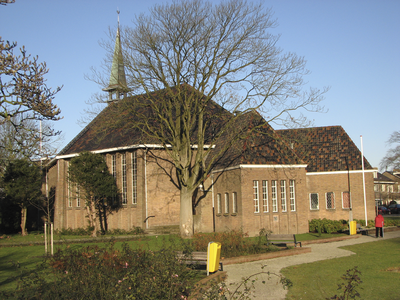 902836 Gezicht op de voormalige Willem de Zwijgerkerk (thans: St.-Pauluskerk, Willem de Zwijgerplantsoen 19) te ...